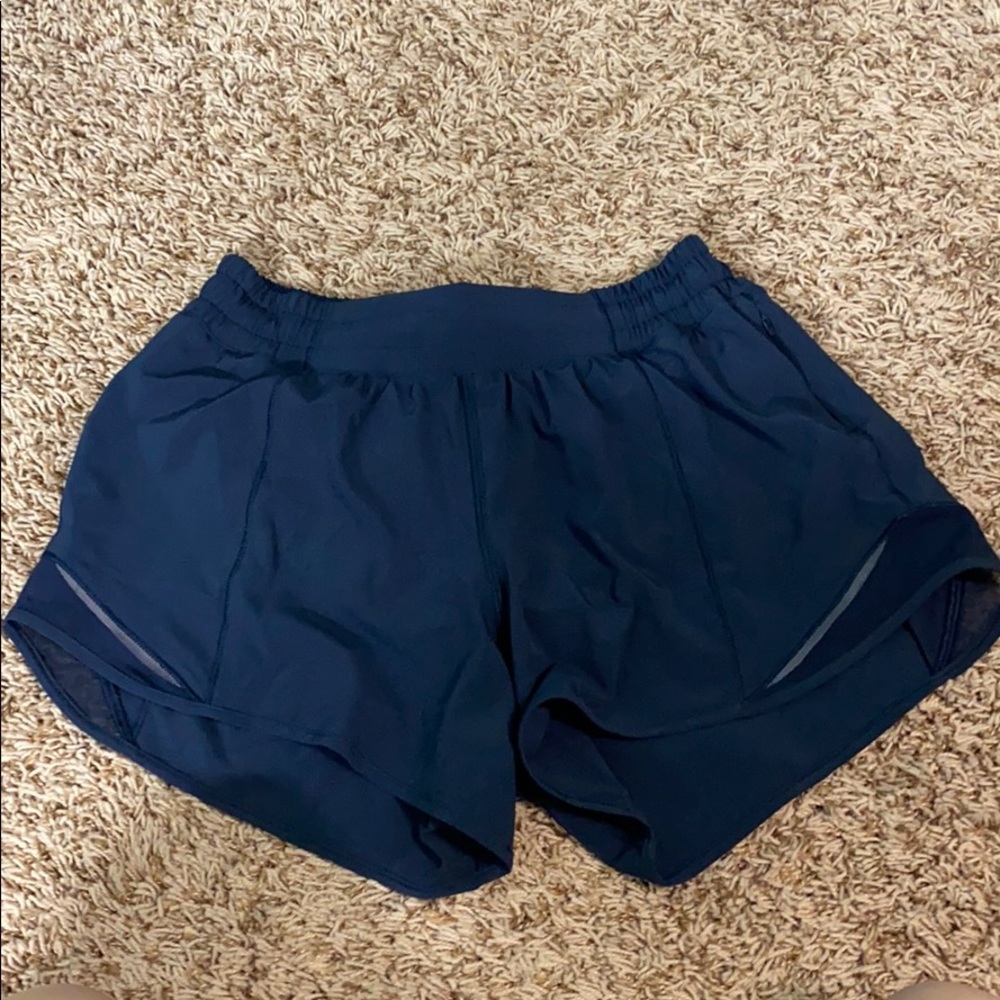 hotty hot lululemon shorts, length 4